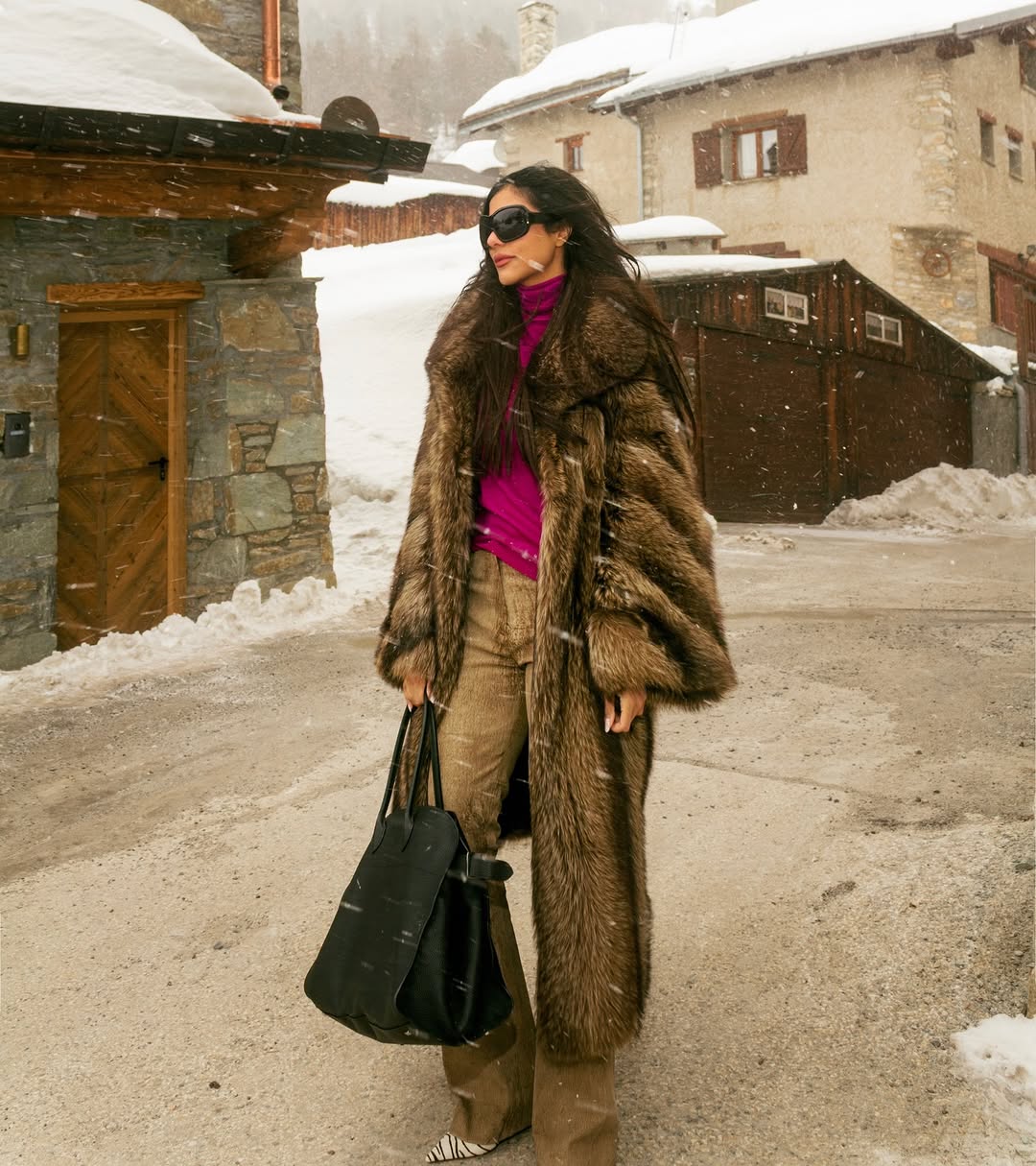 ندى باعشن تكسر هدوء الشتاء بإطلالة جريئة