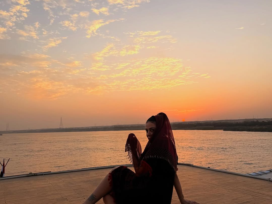 رانيا يوسف تستمتع بالغروب على ضفاف النيل