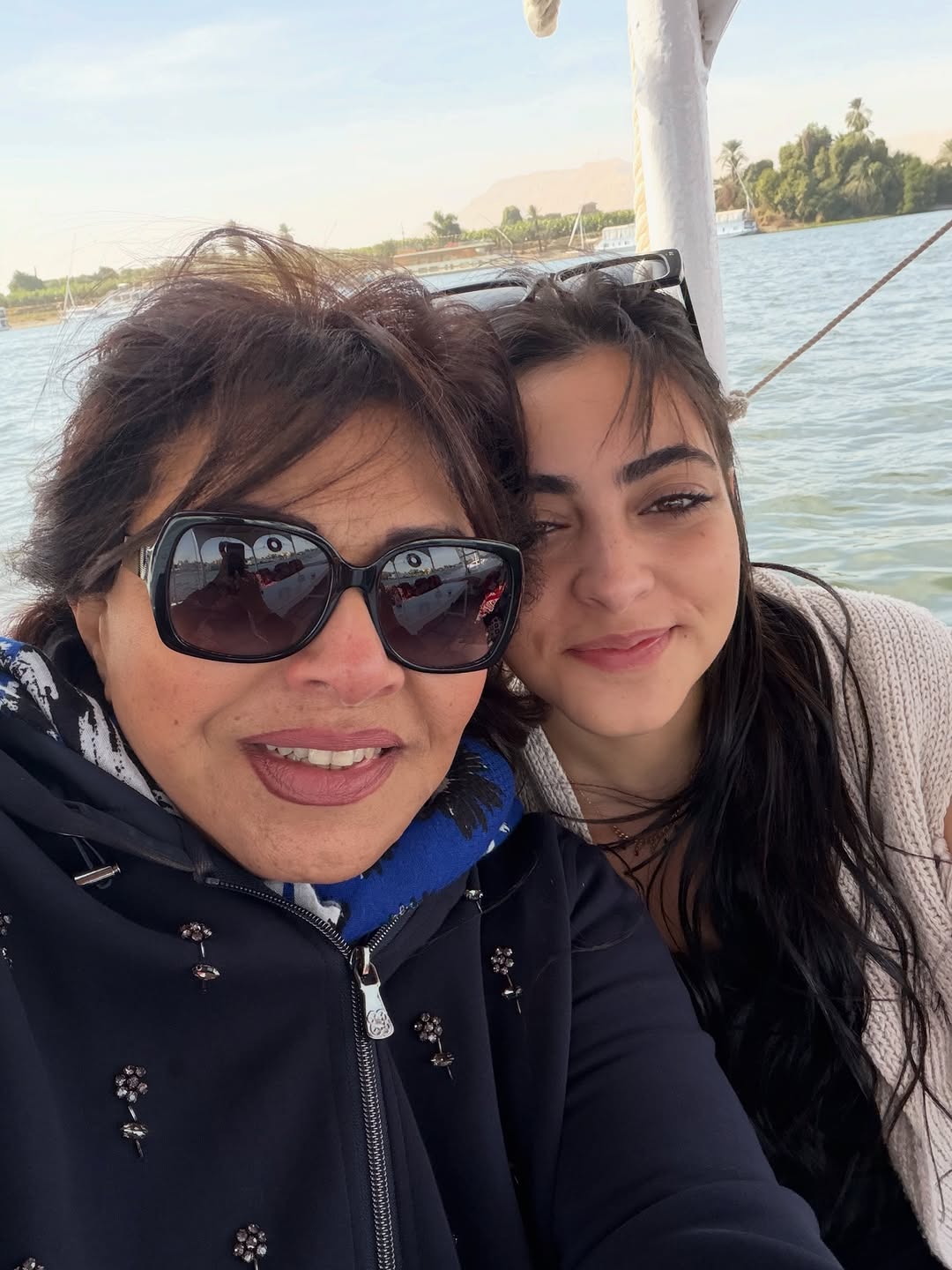 هالة صدقي وابنتها في أسوان
