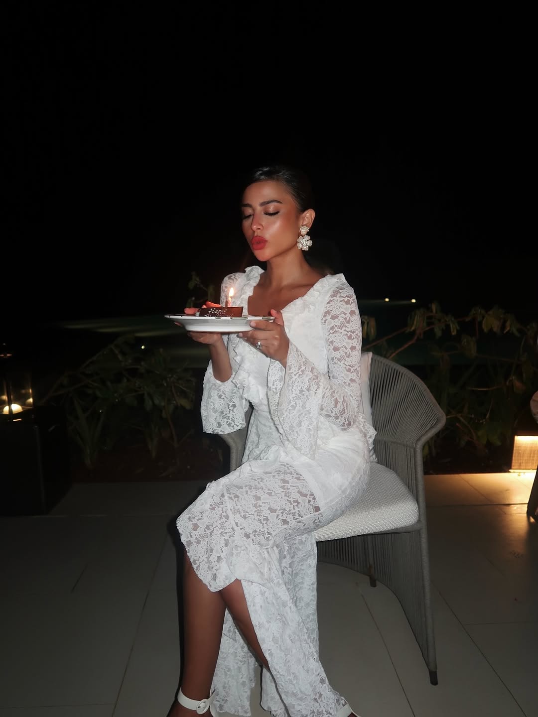 لما العقيل تحتفل بعيد ميلادها باللون الأبيض