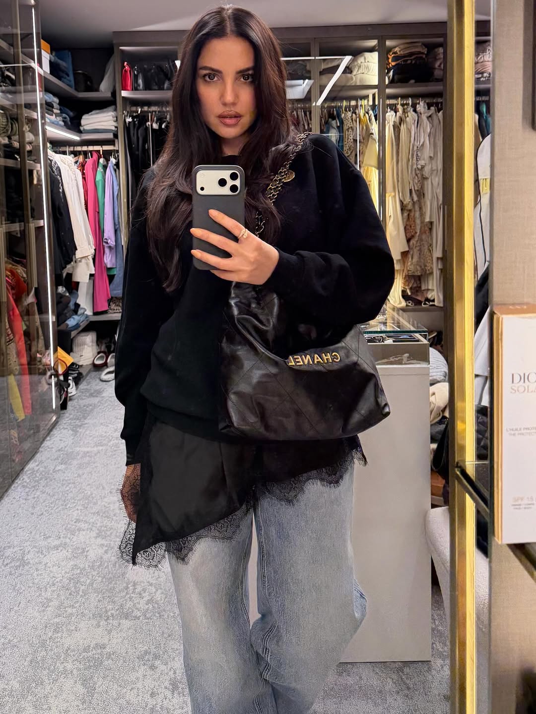 درة زروق وعشق الأسود بلمسة الدانتيل الحالمة