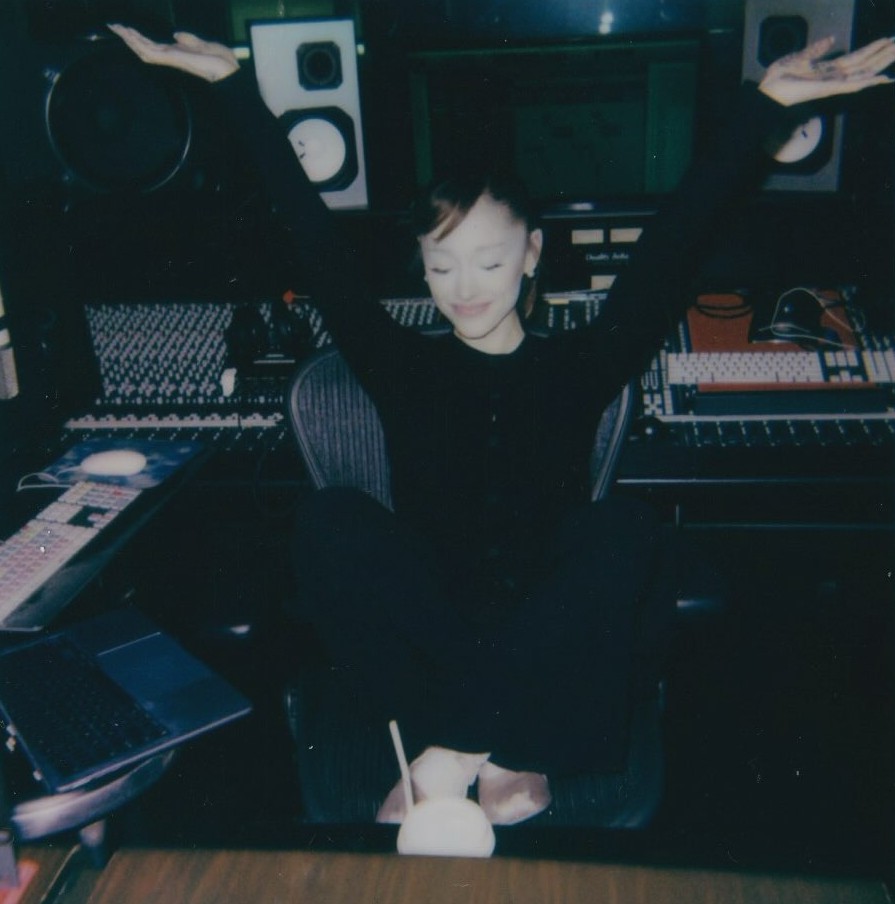 أريانا غراندي في كواليس ألبومها الجديد