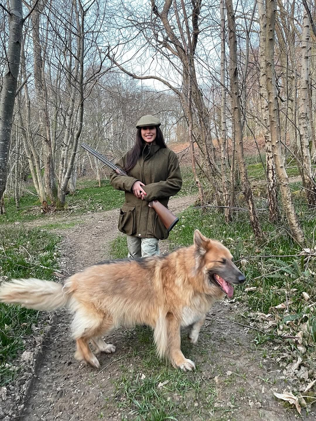 ياسمين صبري تمارس هوايتها في الرماية