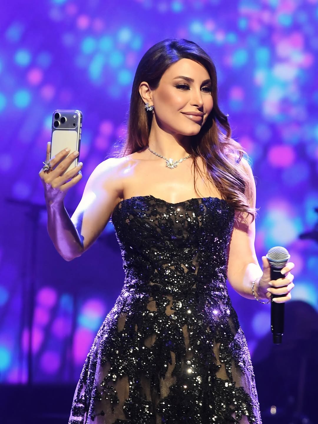 يارا تتألق بفستان أسود بتصميم ملكي