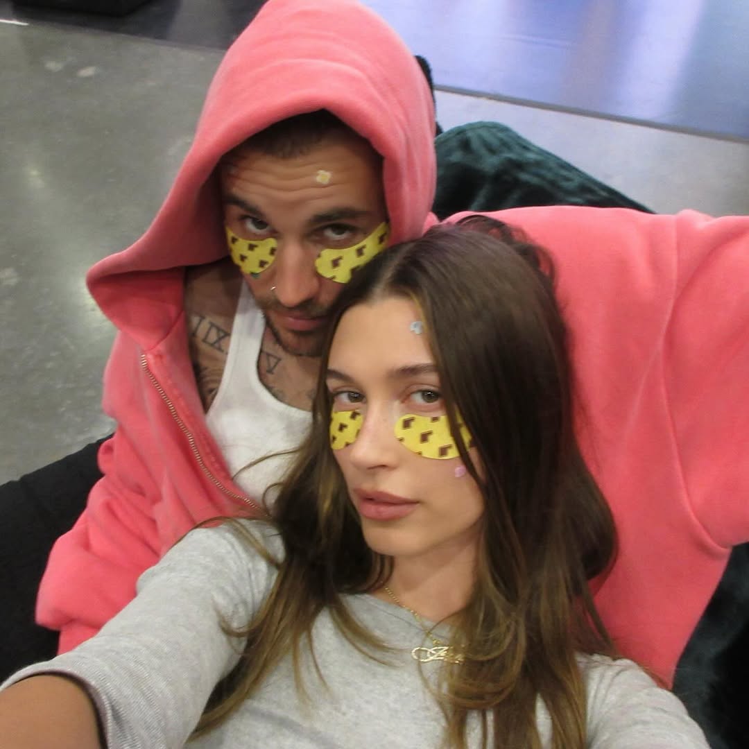 هايلي بيبر تستخدم لاصقات العين من علامة Rhode