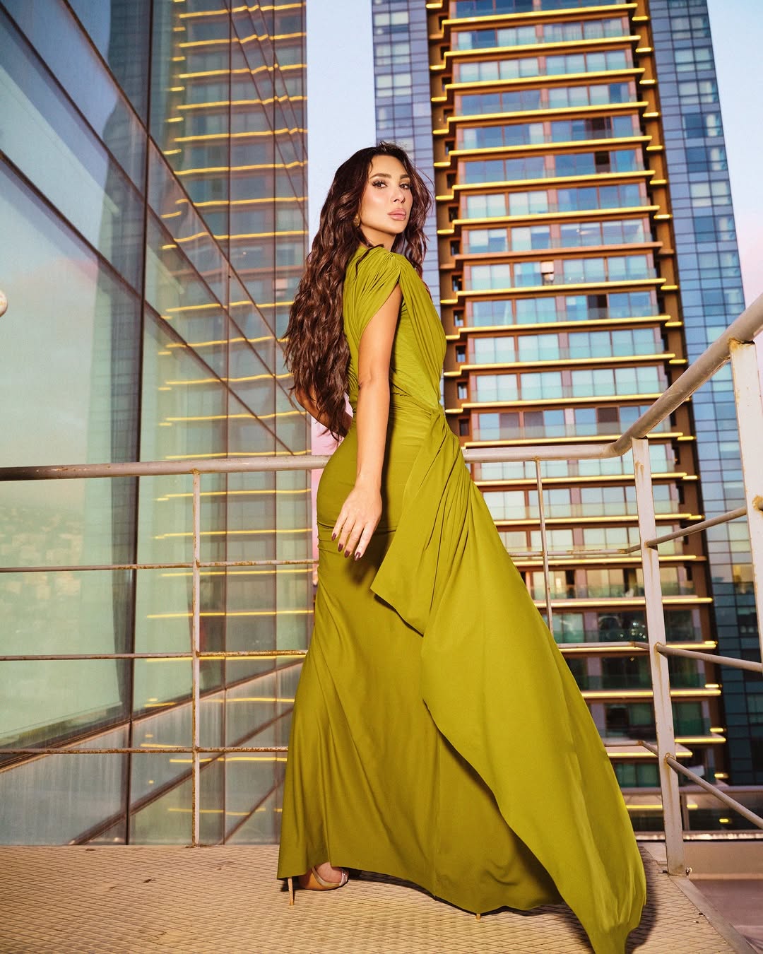 ألين وطفة تتألق بسحر "الأخضر الليموني"