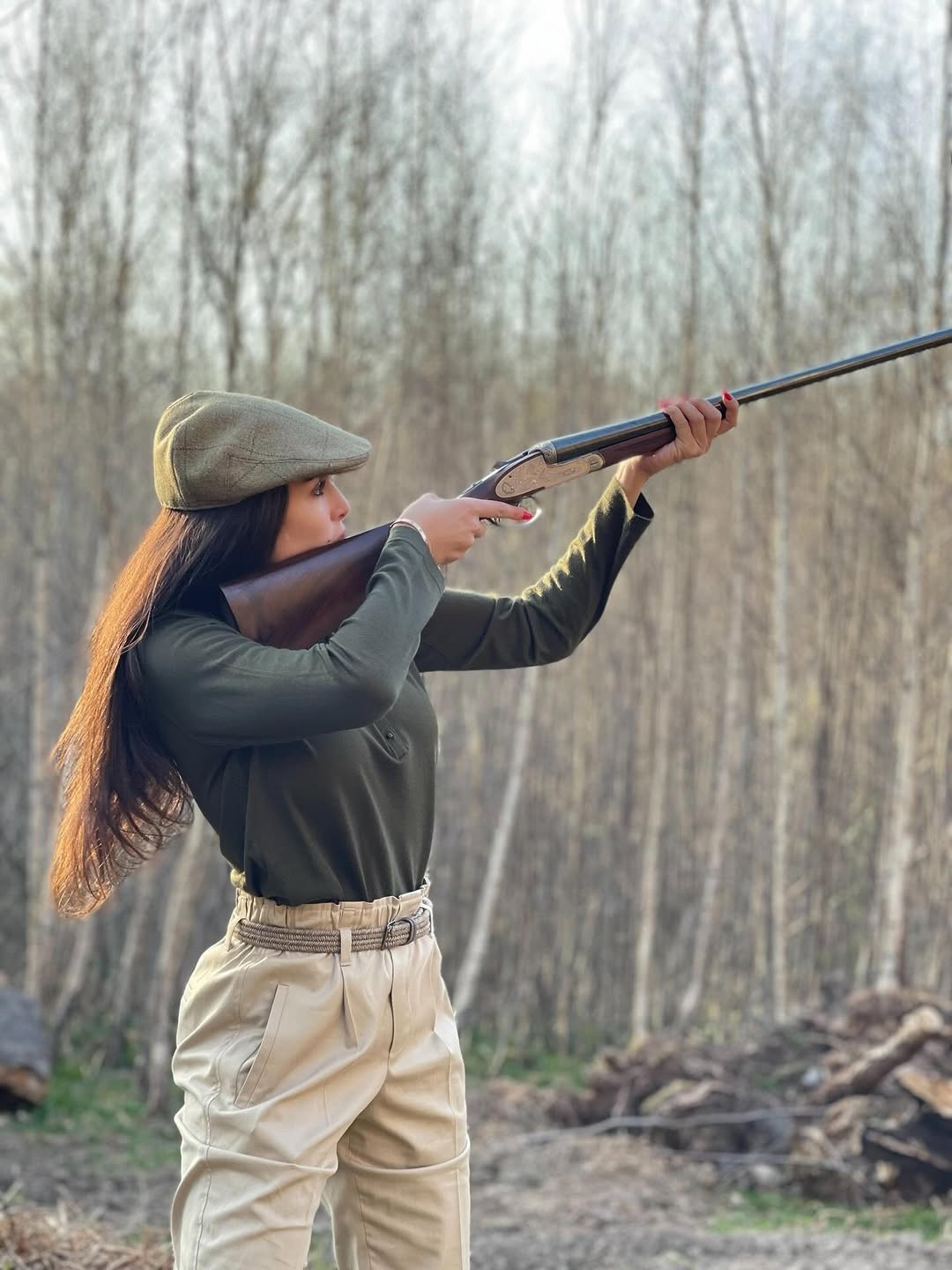 ياسمين صبري تمارس هوايتها في الرماية