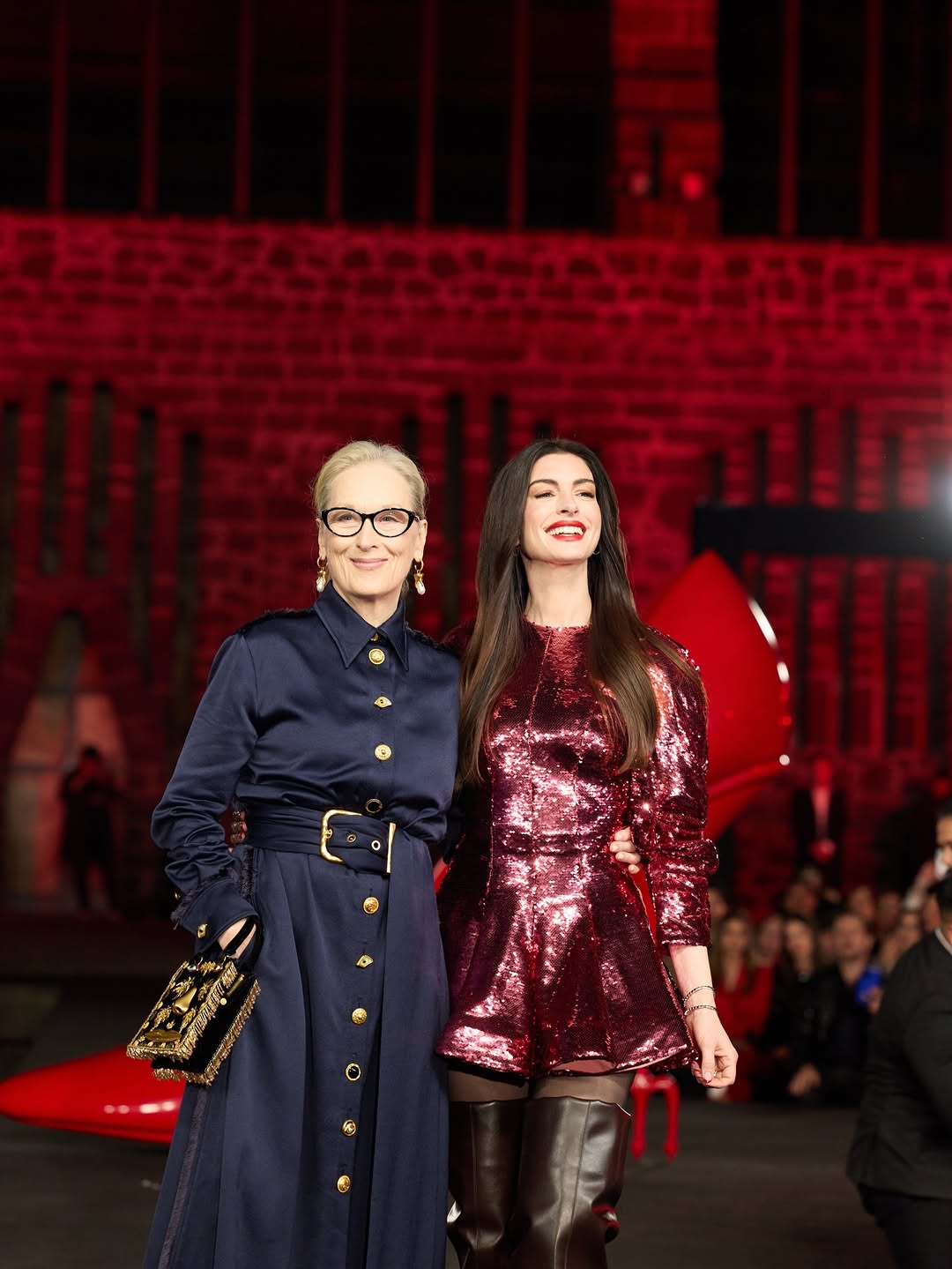 بإطلالة كاملة من مجموعة المصممة البريطانية ستيلا مكارتني Stella McCartney 