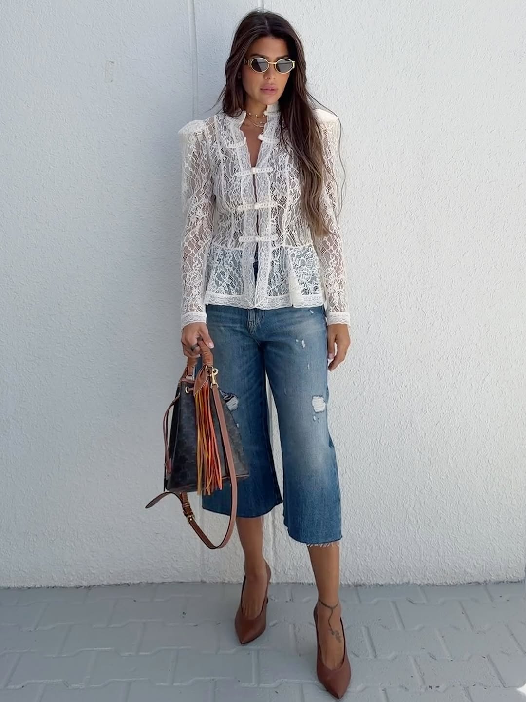 العنود بدر بالجينز مع الدانتيل لإطلالة ناعمة ونهارية