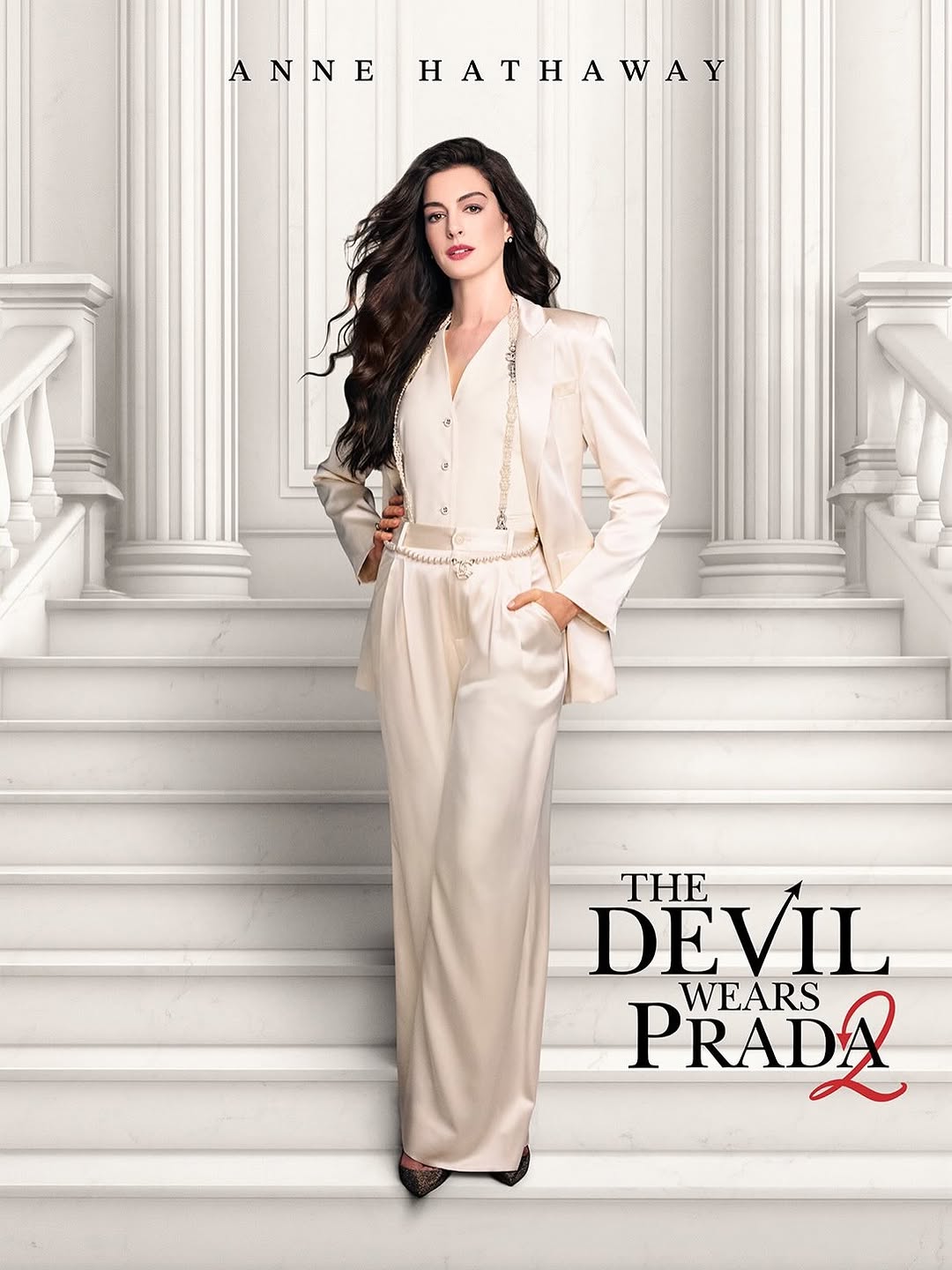 آن هاثاواي في بوستر فيلم  "The Devil Wears Prada 2"