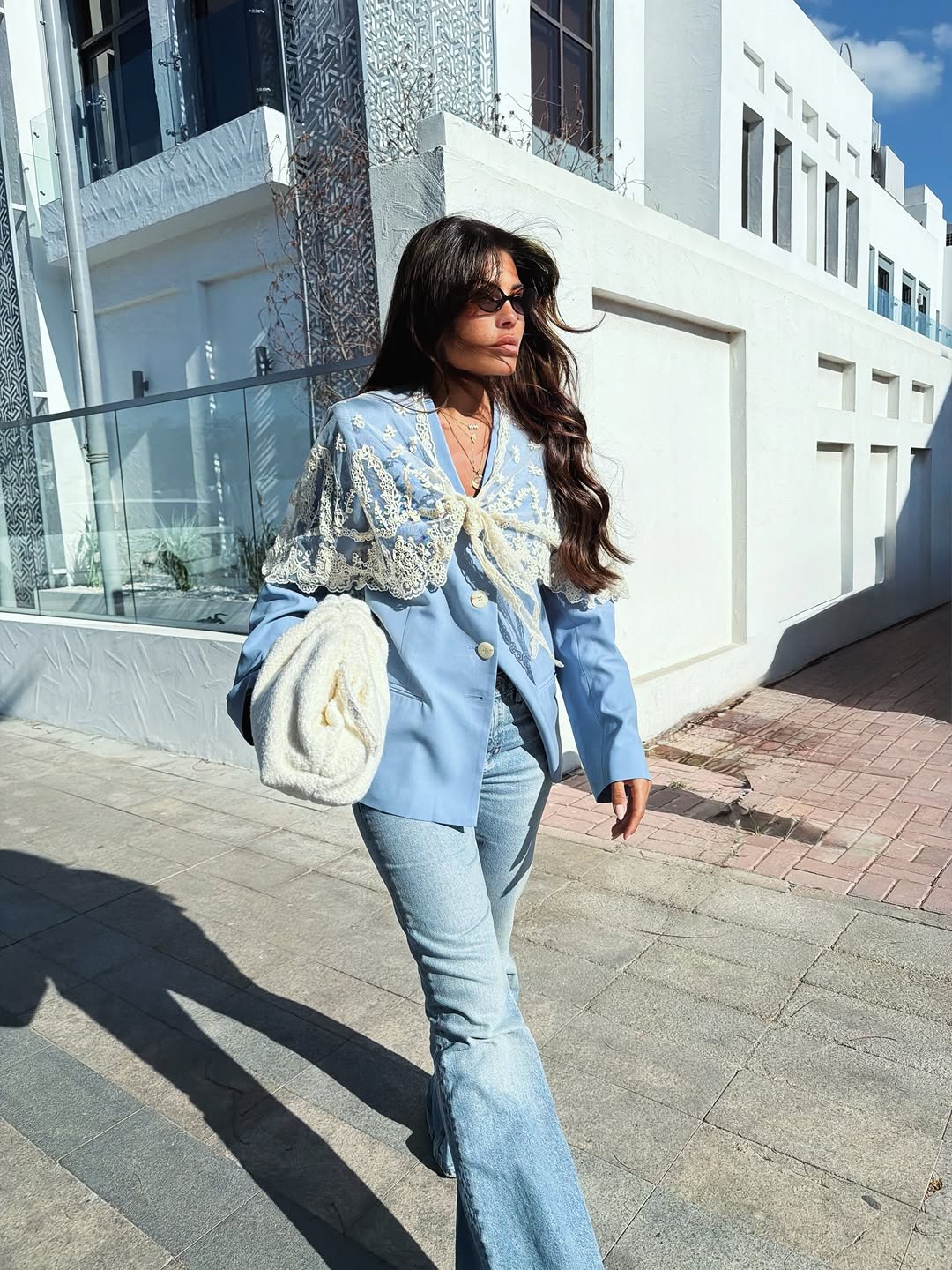 العنود بدر تمزج الدانتيل الفاخر مع الجينز "السماوي"