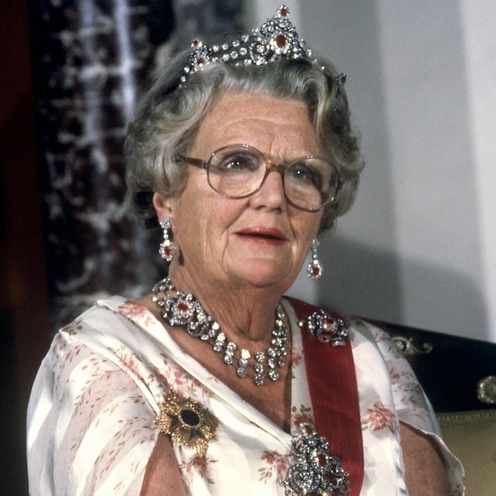 الملكة جوليانا ترتدي تاج THE MELLERIO RUBY PARURE TIARA