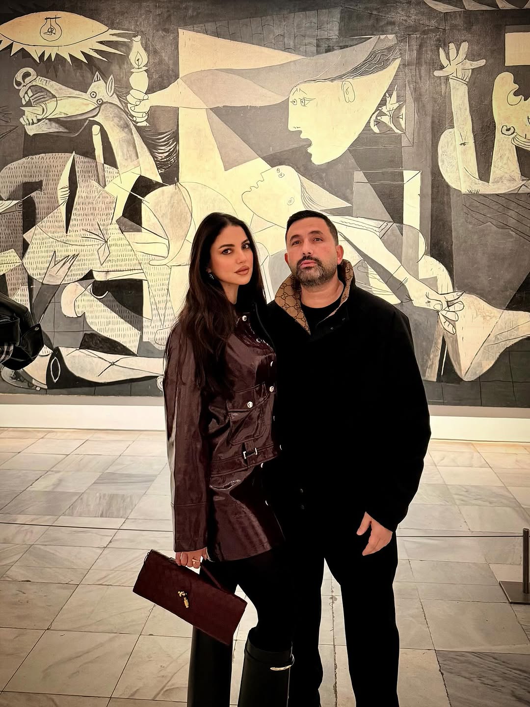 جرأة درة التونسية بلمسة جلدية باللون العنابي في مدريد