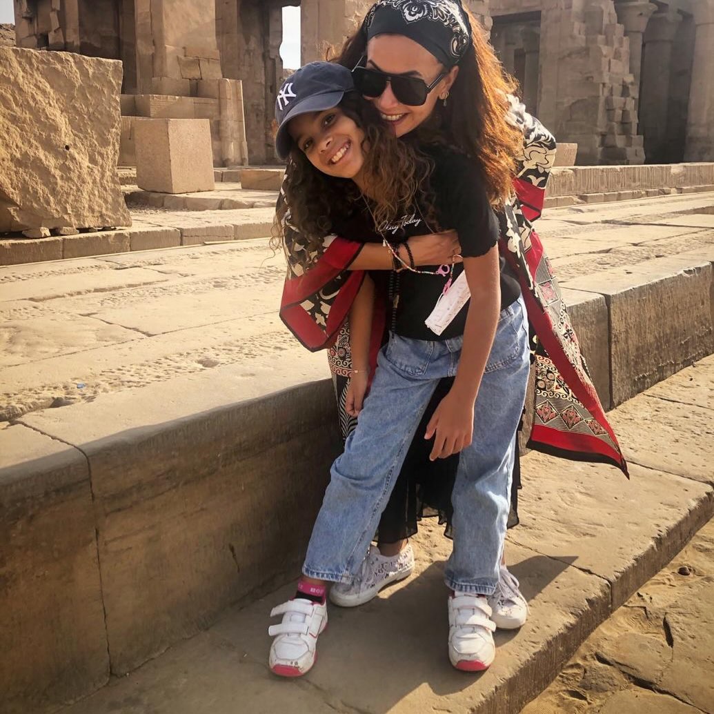 هند صبري وابنتها في أسوان