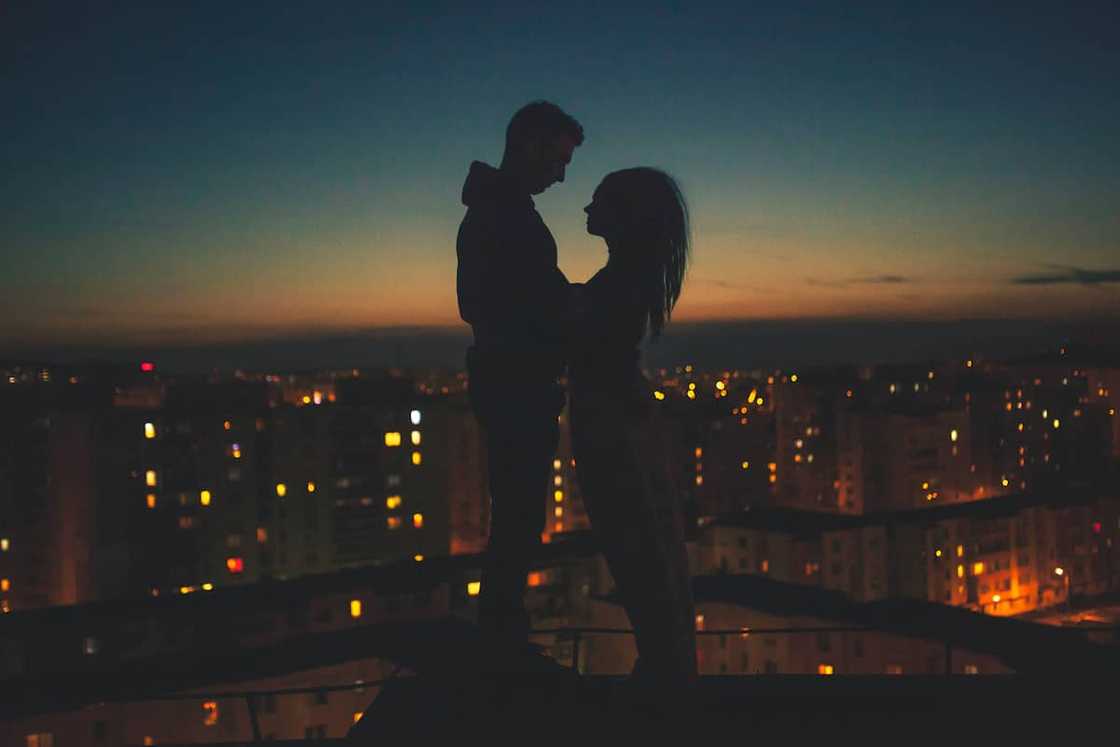 كيف تجعلين رجل العقرب يقع في حبك؟