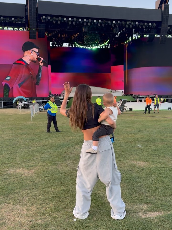 هايلي بيبر وابنها جاك في حفل جاستن بيبر في كوتشيلا