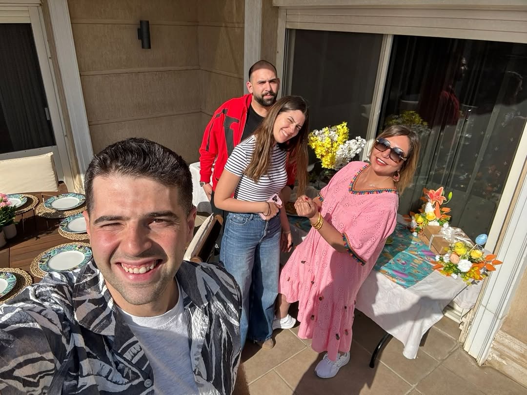 ليلى علوي وأسرتها في احتفال شم النسيم