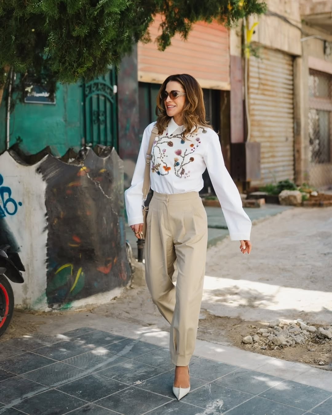 الملكة رانيا العبدالله بالقميص المطرّز مع السروال المريح