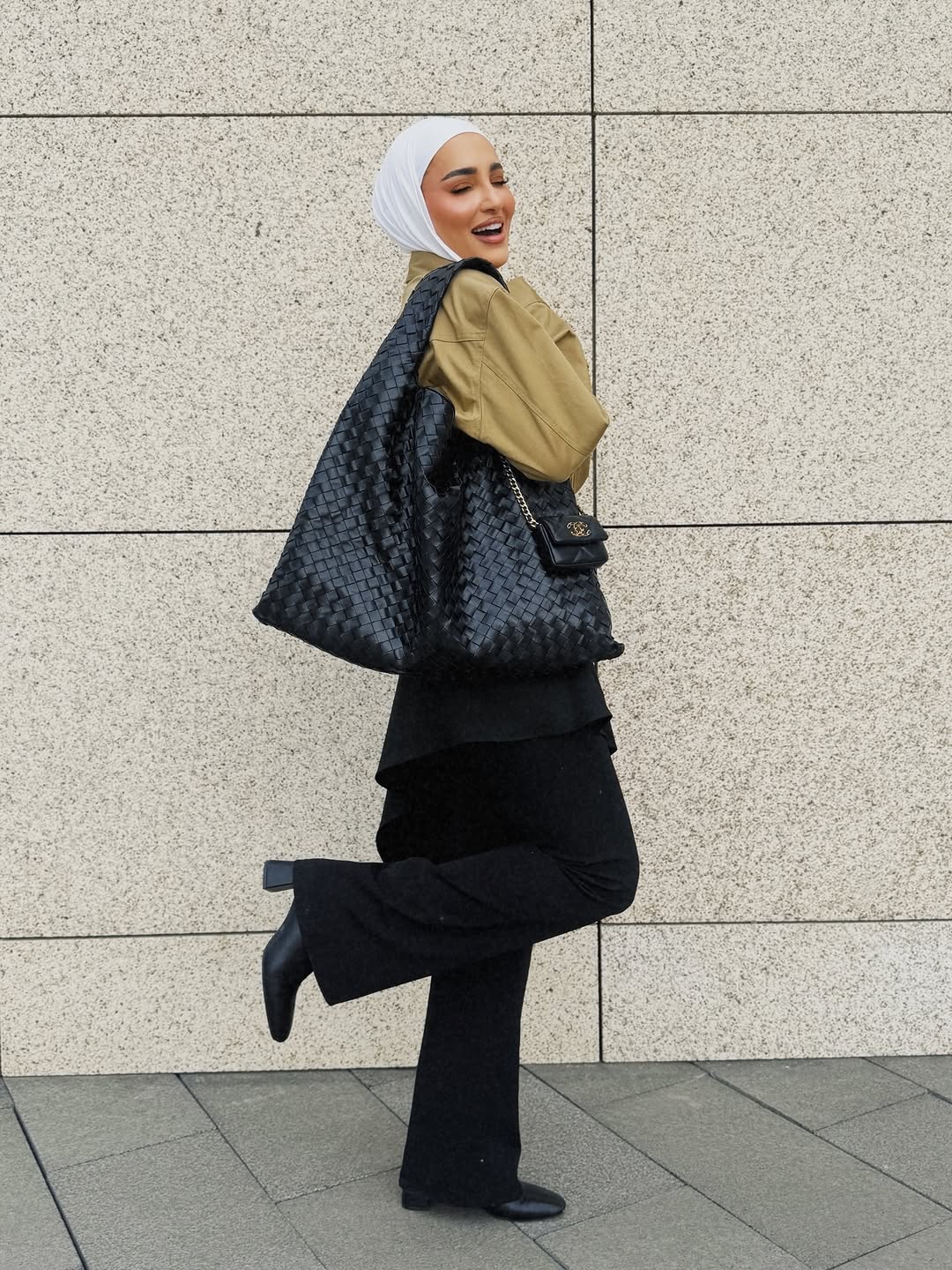 تنورة الـ Wrap الجانبية.. الحل الذكي من دلال الدوب لتنسيق الجاكيت القصيرة