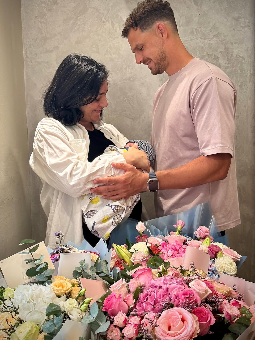 أنس جابر وزوجها يستقبلان ابنهما الأول