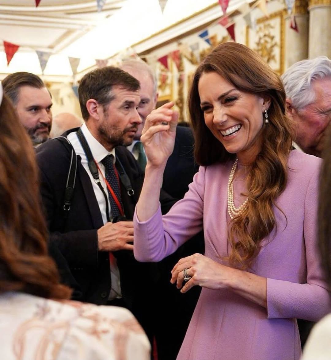 كيت ميدلتون.. أناقة وردية وضحكات لا تُقاوم