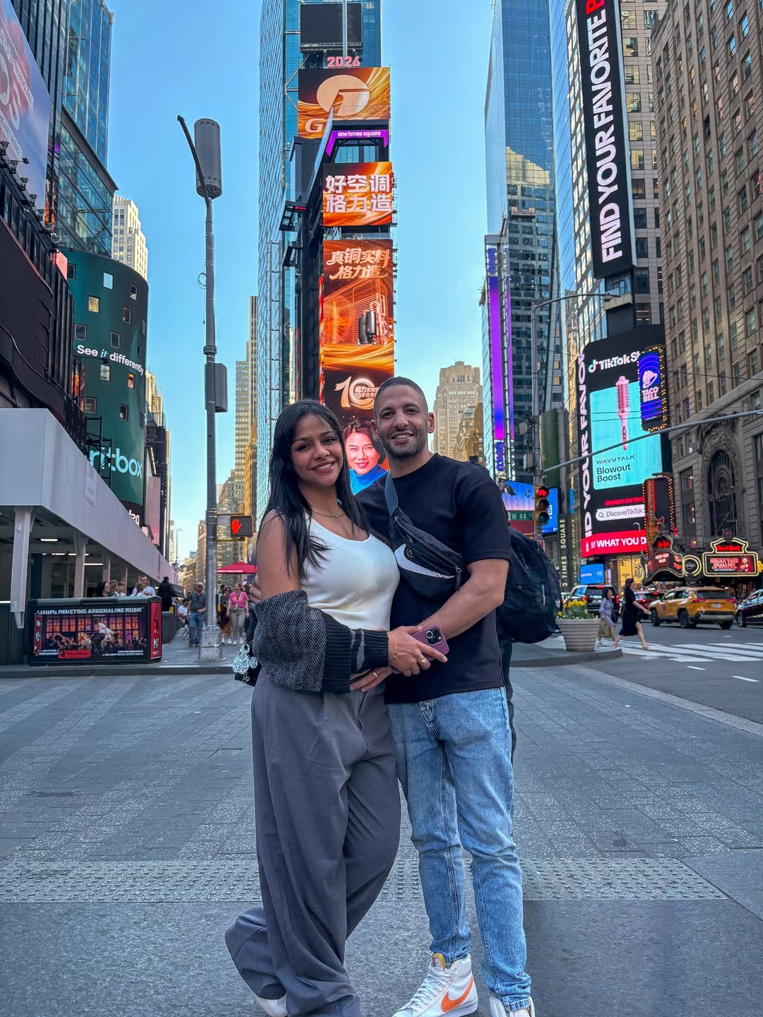 أسماء أبو اليزيد وزوجها في تايم سكوير