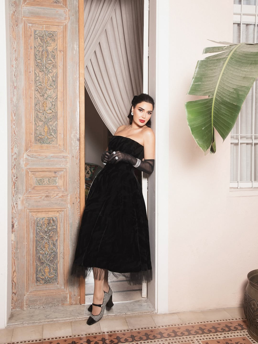 سيرين عبد النور بالفستان الأسود الكلاسيكي من الزمن الجميل