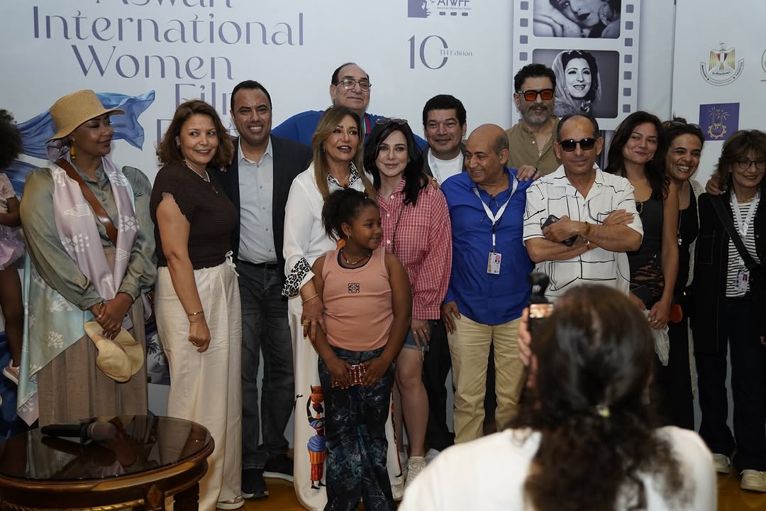 ليلى علوي مع زملائها في مهرجان أسوان