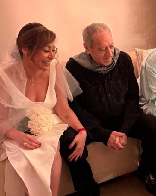 منة شلبي بفستان الزفاف مع والدها الراحل