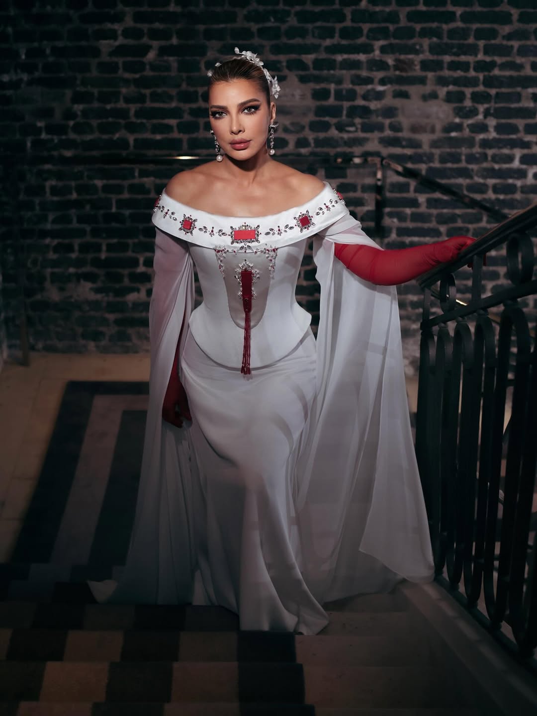 أصالة نصري بتسريحة الشعر المرفوع