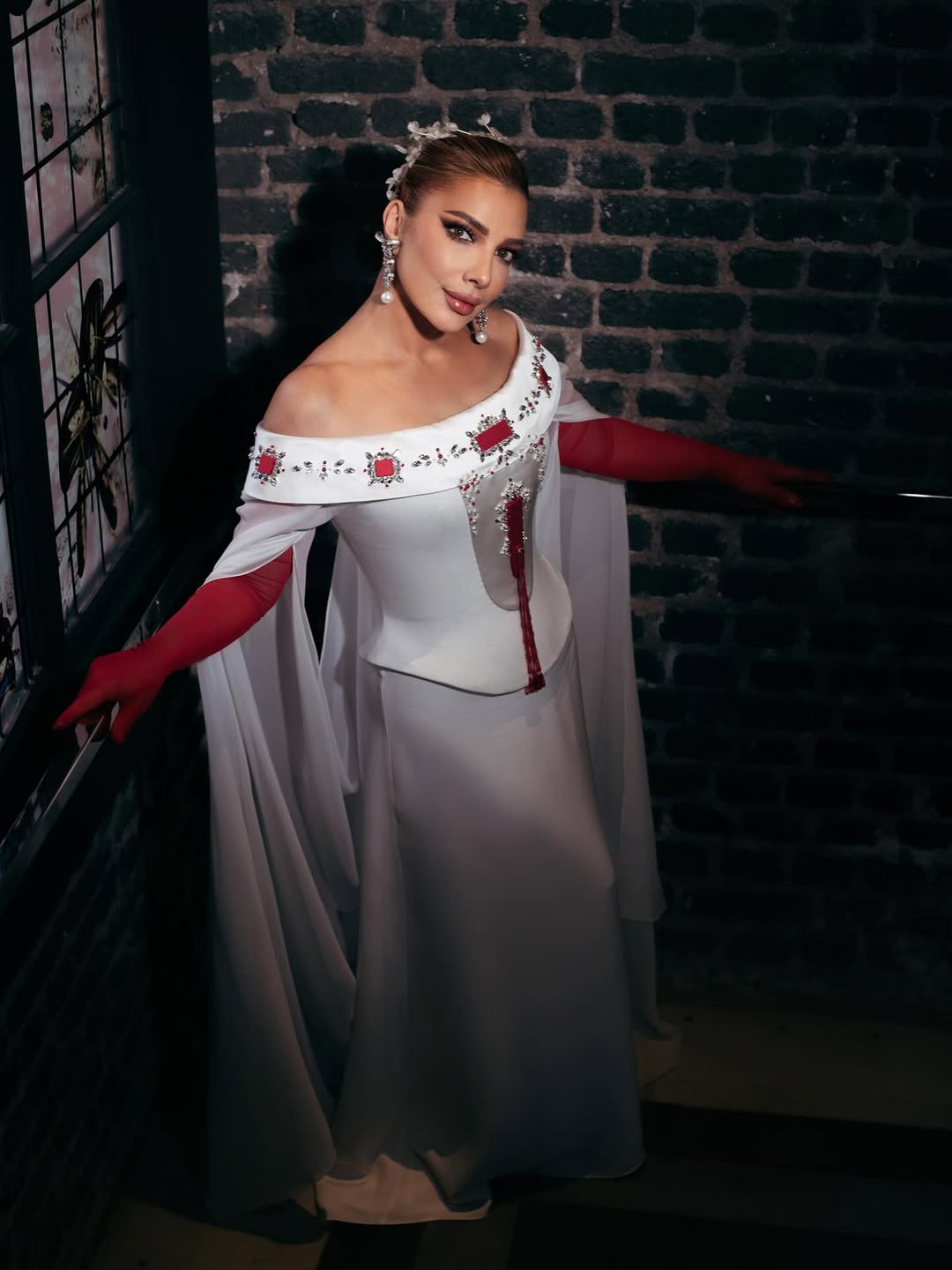 أصالة نصري وجمالية الـ "رفعة" الملكية مع المكياج المسحوب