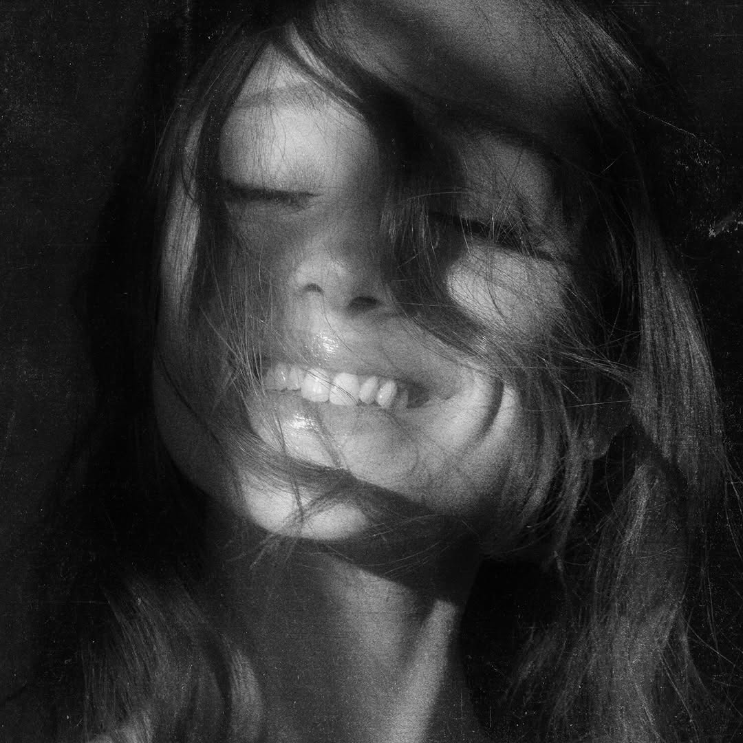 أريانا غراندي في بوستر ألبومها الجديد