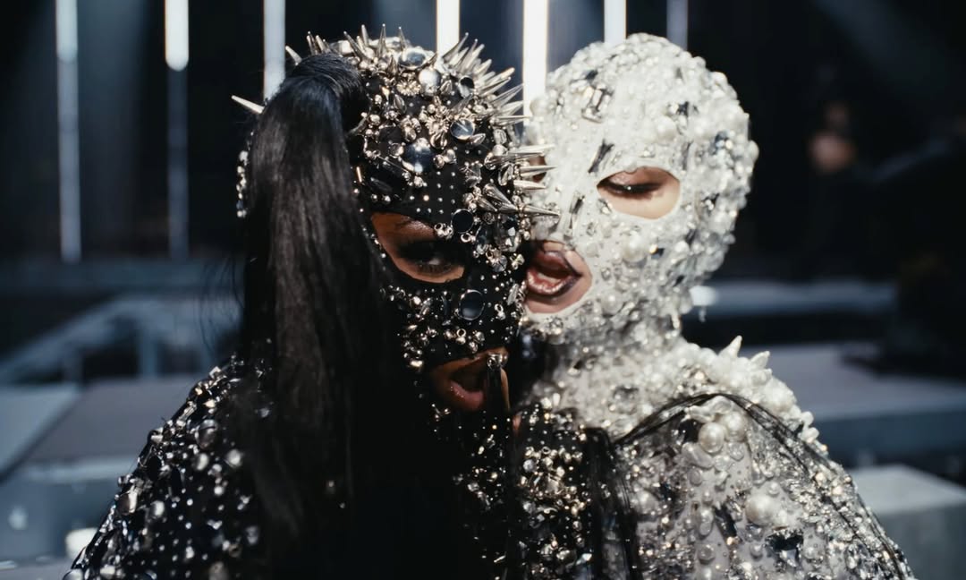 ليدي غاغا ودوتشي في الكليب