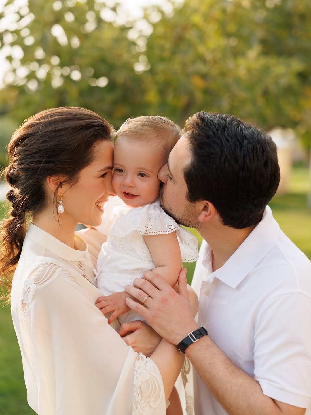 الأميرة رجوة بإطلالة تسريحة الشعر الضفيرة في صورة نشرها لها الأمير حسين بمناسبة عيد ميلادها