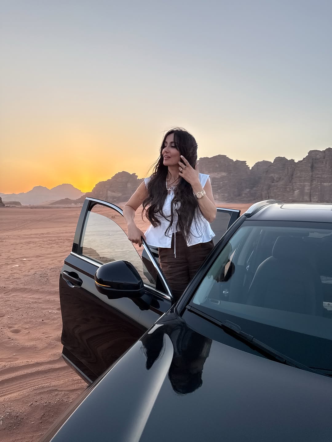 كندا حنا بإطلالة مريحة تناسب رحلات الصحراء في وادي رم