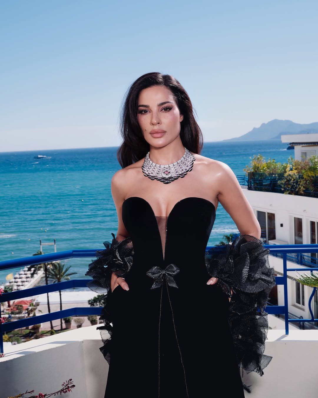 نادين نجيم تفتتح "كان" بفستان أسود مخملي