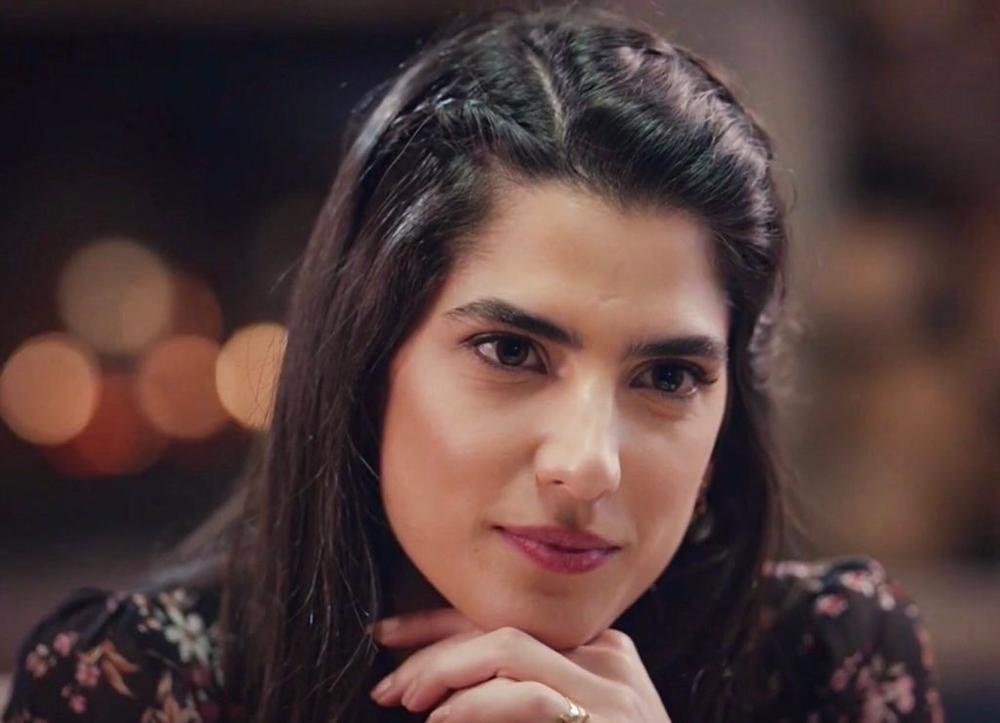 ​  كارمن بصيبص بتسريحة الشعر الناعم