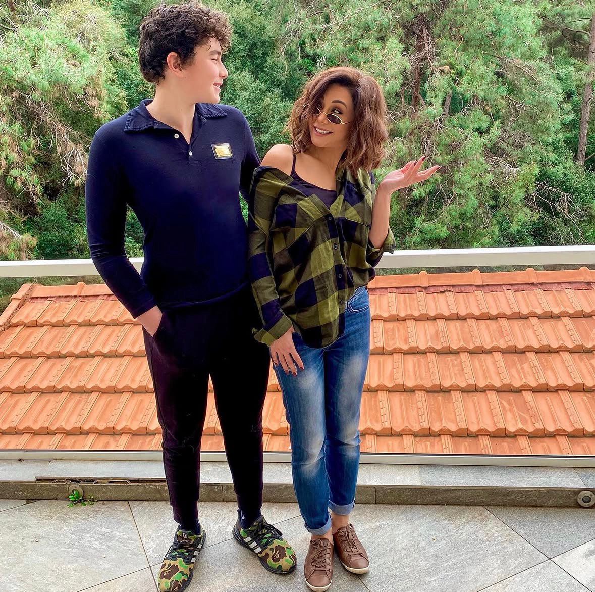 كاريس بشار في صورة عفوية مع ابنها