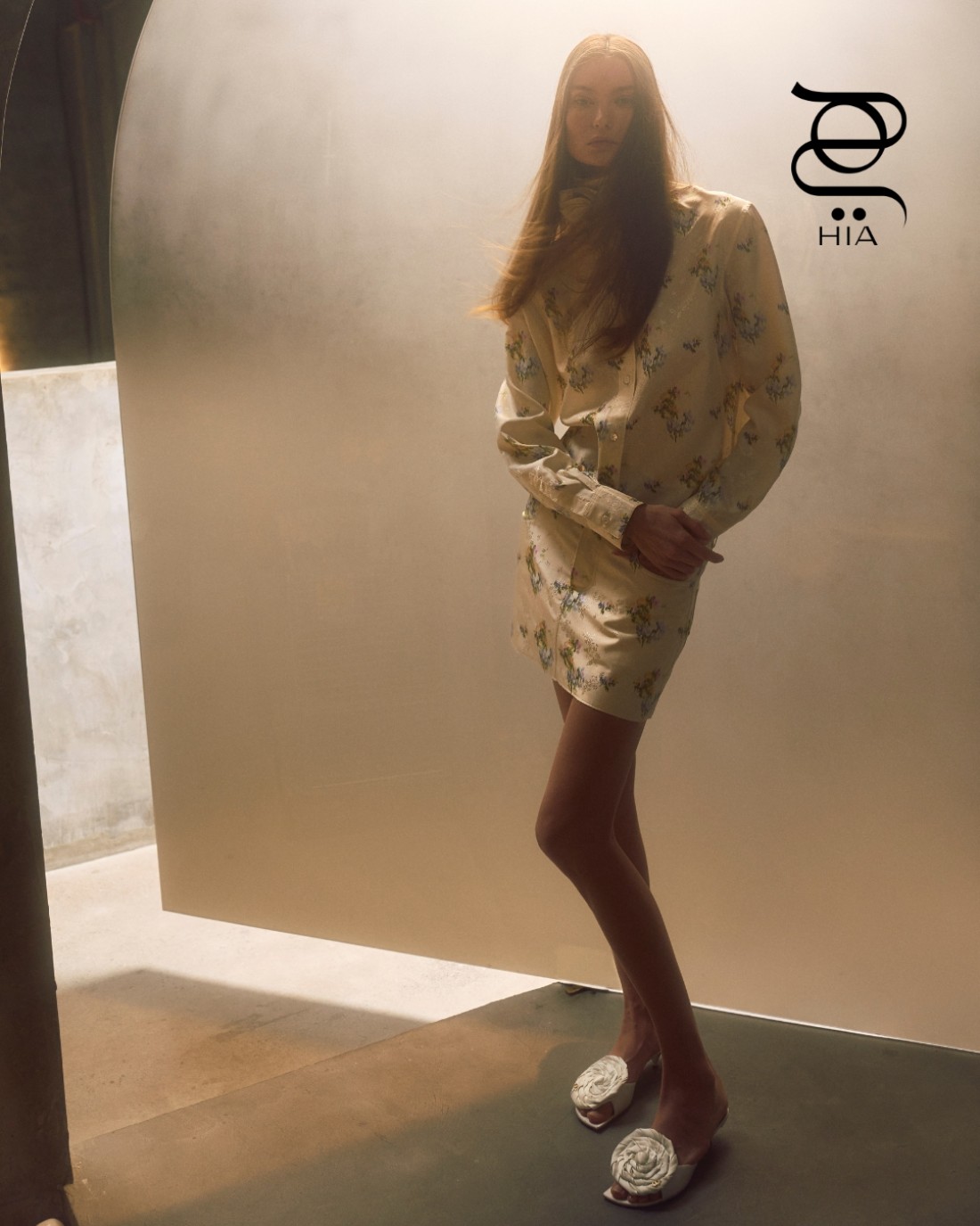 سترة سوداء وسروال دنيم وأقراط ‏ حذاء "ديور دربي دي" ‏Dior Derby D‏ باللون الأسود ‏ حقيبة "لايدي ديور" ‏Lady Dior‏ باللون ‏ الأزرق الفاتح مزدانة بعقدة ‏ جميعها من دار "ديور" ‏Dior