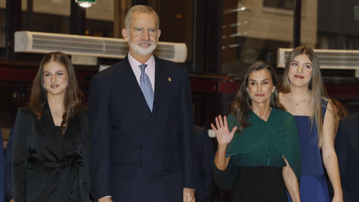 الملك فيليبي السادس Felipe VI والملكة ليتيزيا بصحبة ابنتيهما