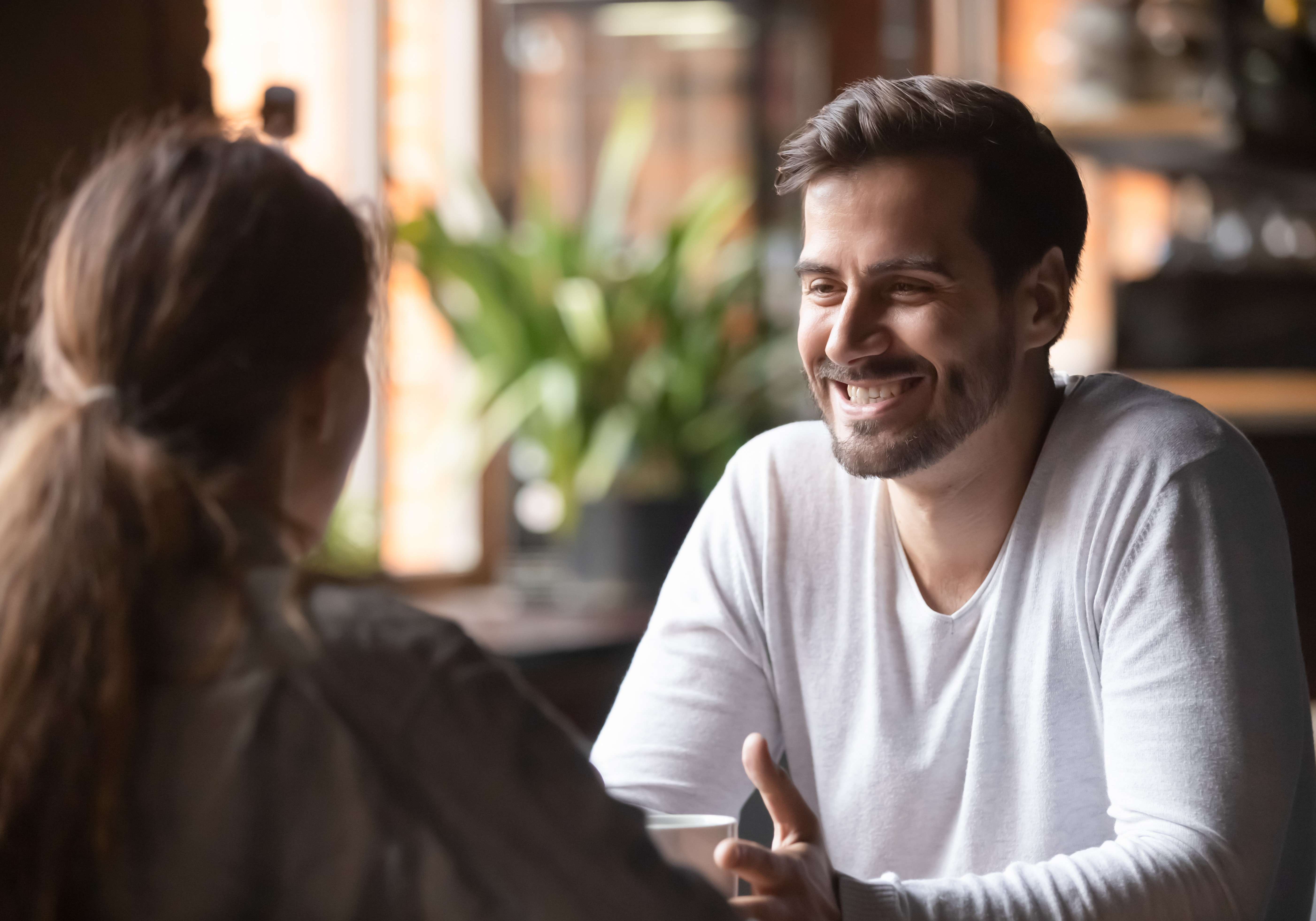 7 أسئلة تجيبك تخبرك ما إذا كان معجبًا بكِ ام واقع في حبك