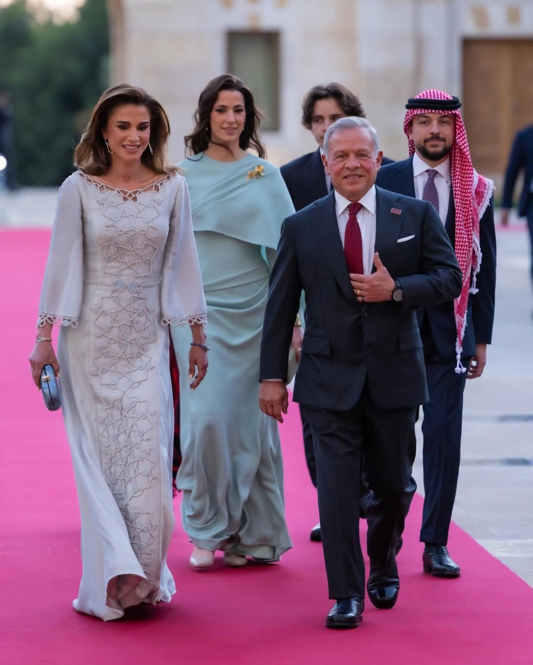 الملكة رانيا بإطلالة تحتفي بالهوية الأردنية في عيد الاستقلال الثمانين