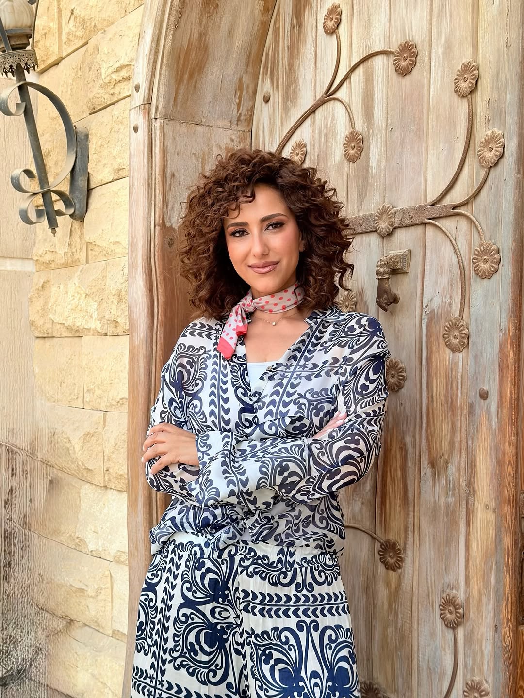 حنان مطاوع تتألق بنقشات حيوية وعصرية في أول أيام عيد الأضحى