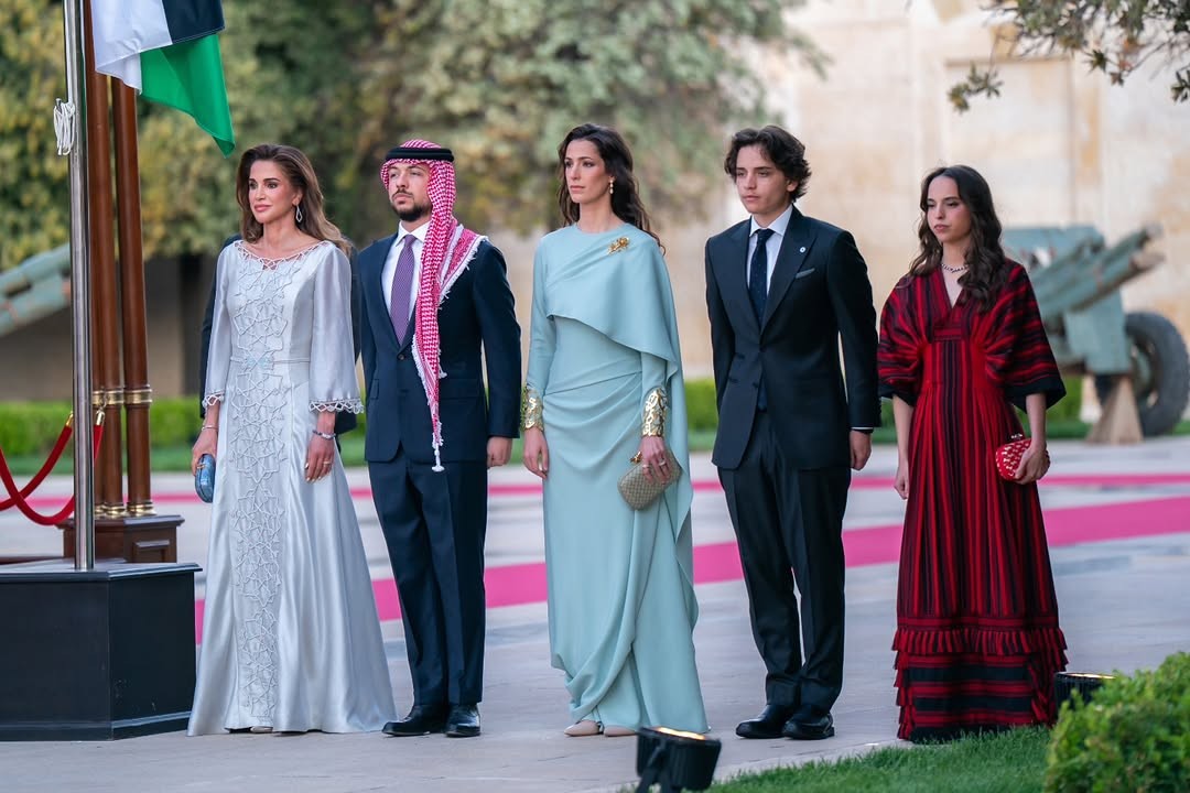 هل الأميرة رجوة تستوحي تسريحات شعرها من الملكة رانيا