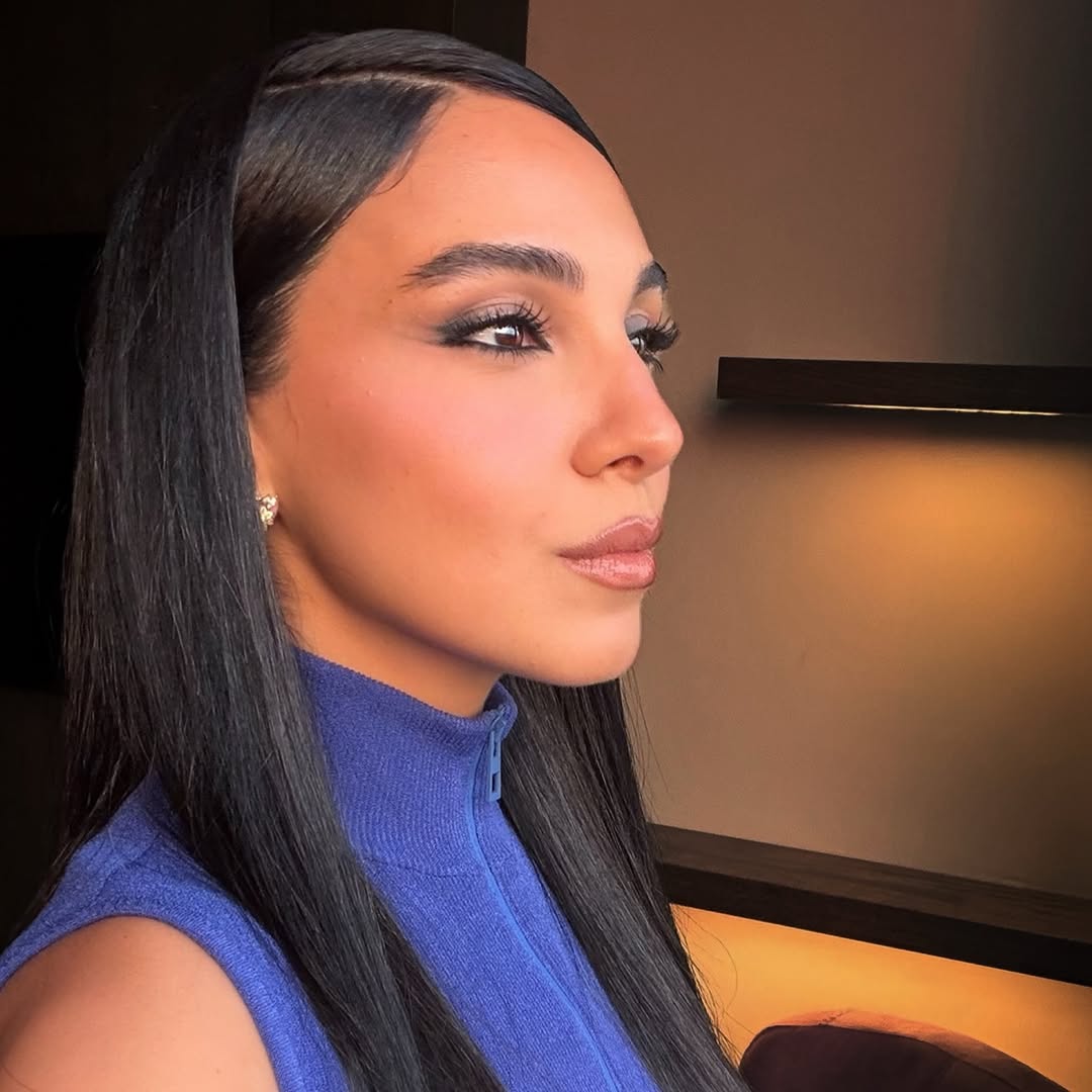 سلمى أبو ضيف بظلال فضية ثلجية والشعر الانسيابي المصقول