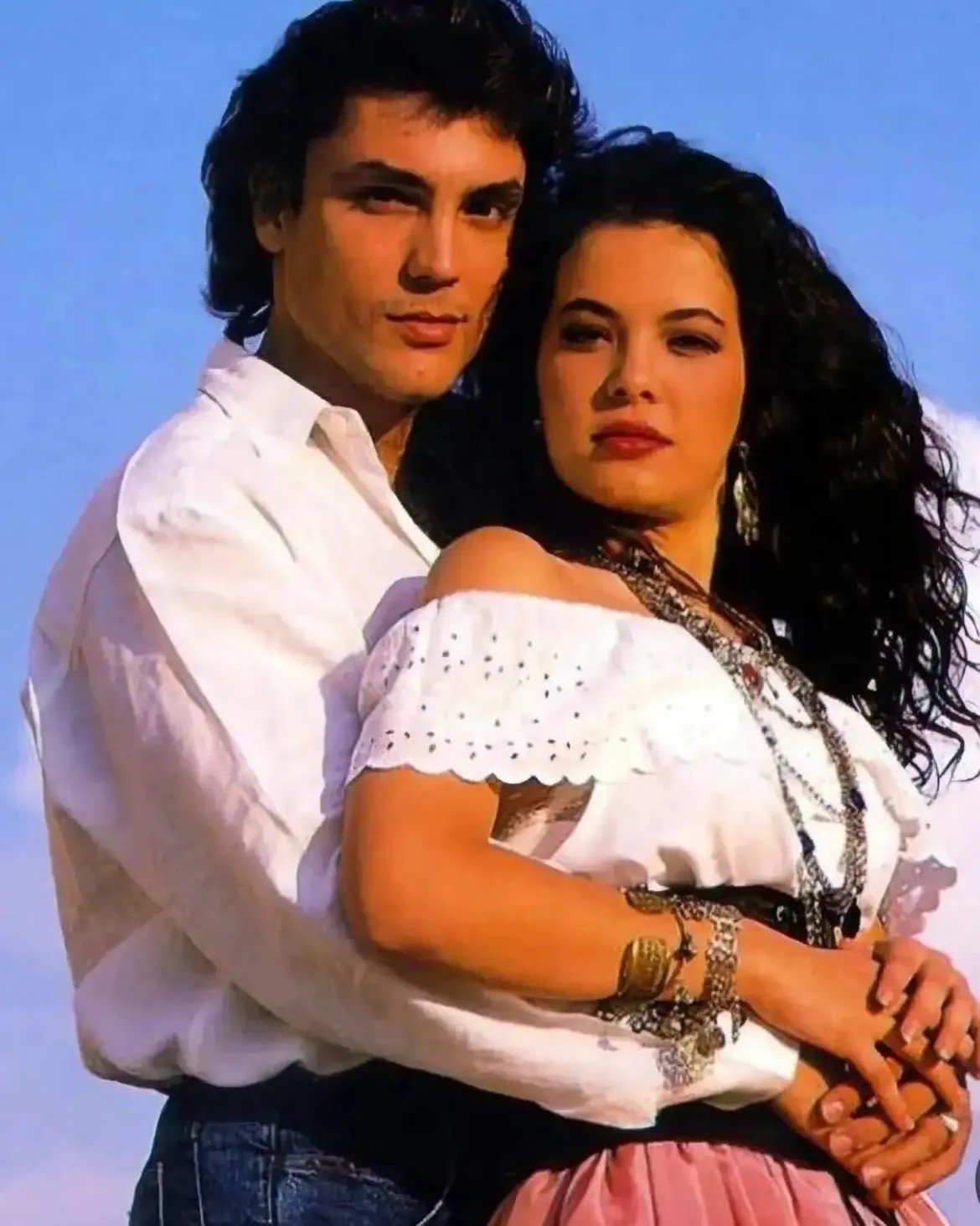 بطلا مسلسل كاساندرا في فترة التسعينات