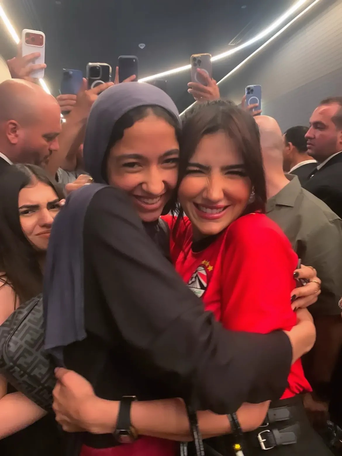 مي عمر تلتقي معجبيها في العرض الخاص لفيلم "شمشون ودليلة"