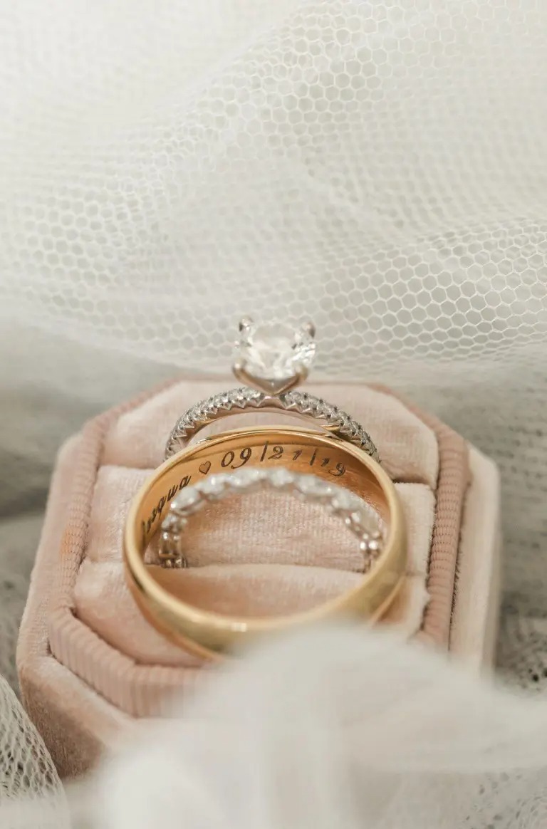 إضافة نقش مميز لخواتم الزفاف