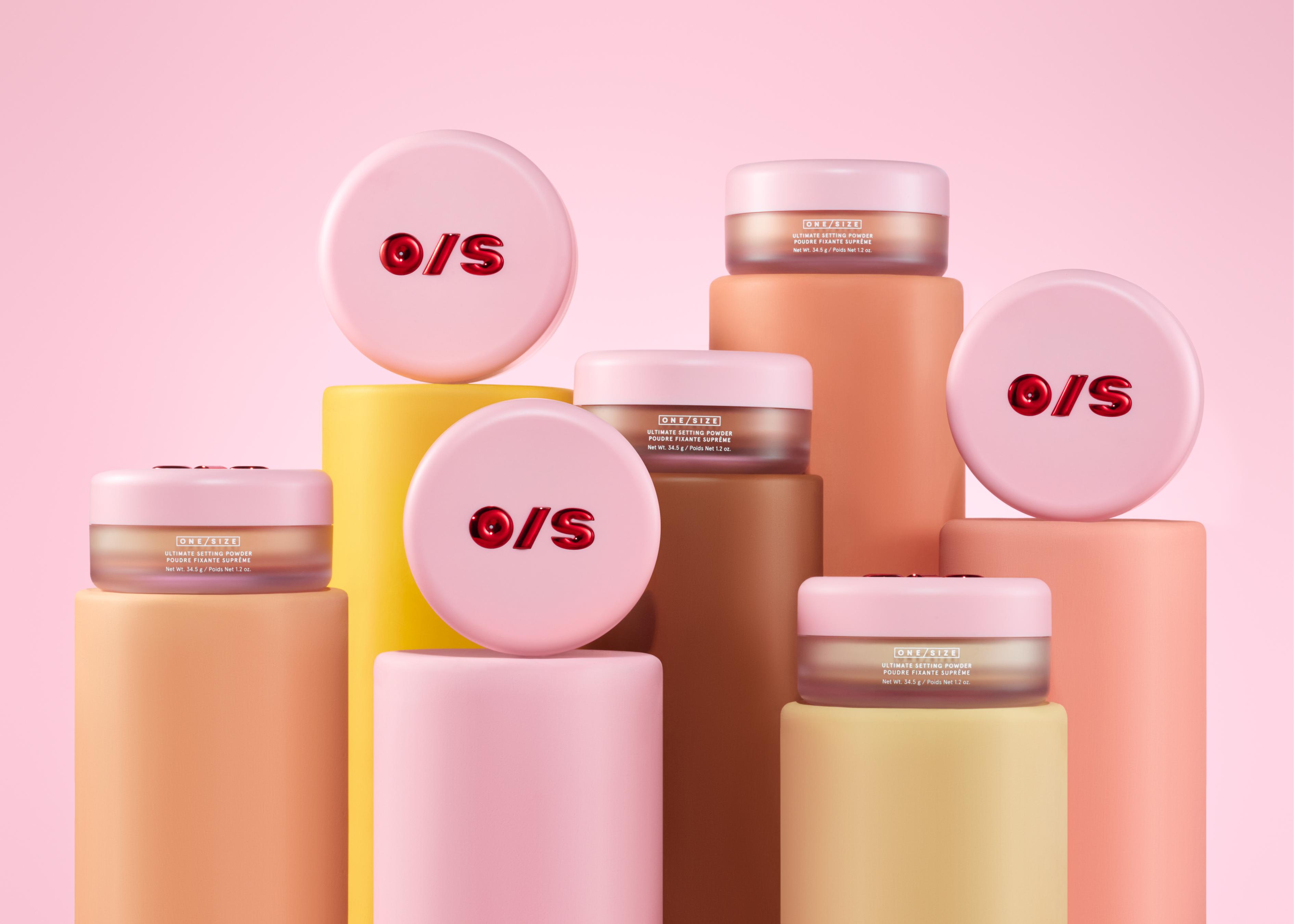 بودرة التثبيت ألتيميت بلورينغ ساتينغ باودر Ultimate Blurring Setting Powder من وانسايز ONESIZE توفّر الثبات الطويل والتحكّم في اللمعان اللذين يتوقّعهما مستهلكو الجم