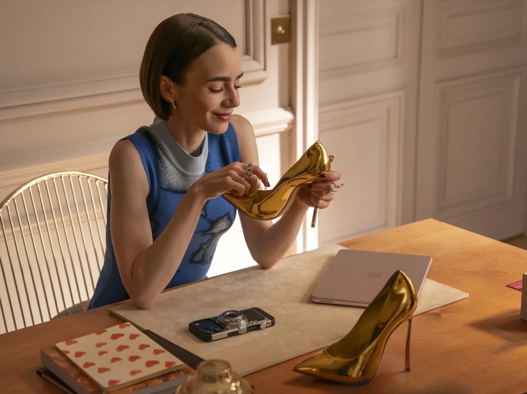 ليلي كولينز في الموسم السادس من مسلسل "Emily in Paris"
